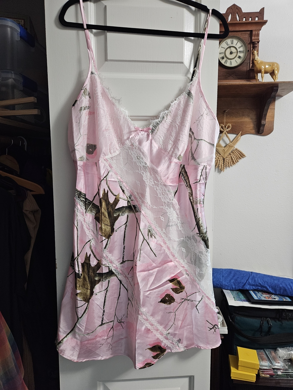 Black Widow Pink Camo Panel Chemise in Realtree for Ladies | Bass Pro Shops